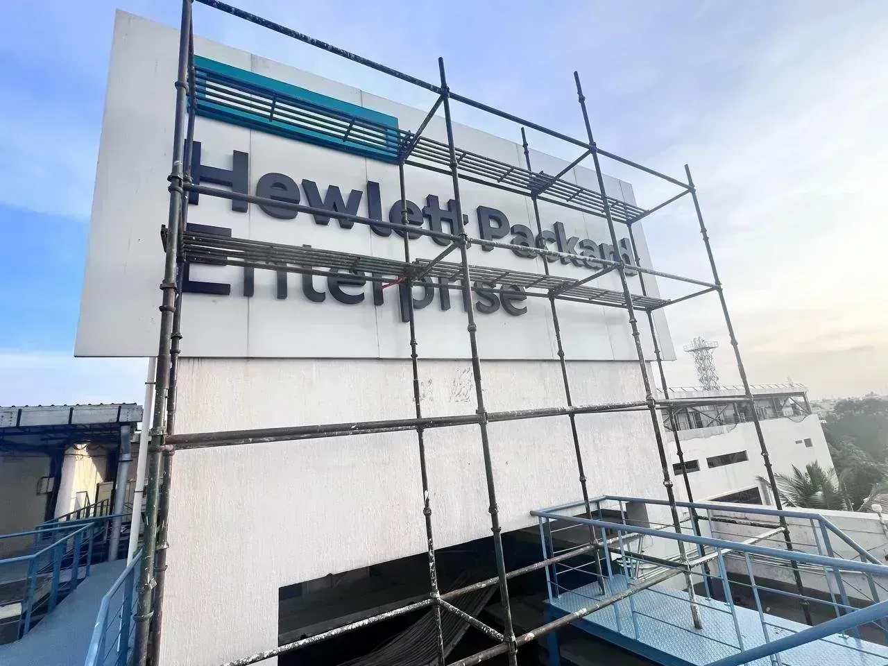 Base leveling jacks, non-slip steel walkdecks, and safety handrails for Hewlett Packard Enterprise scaffolding Bangalore
