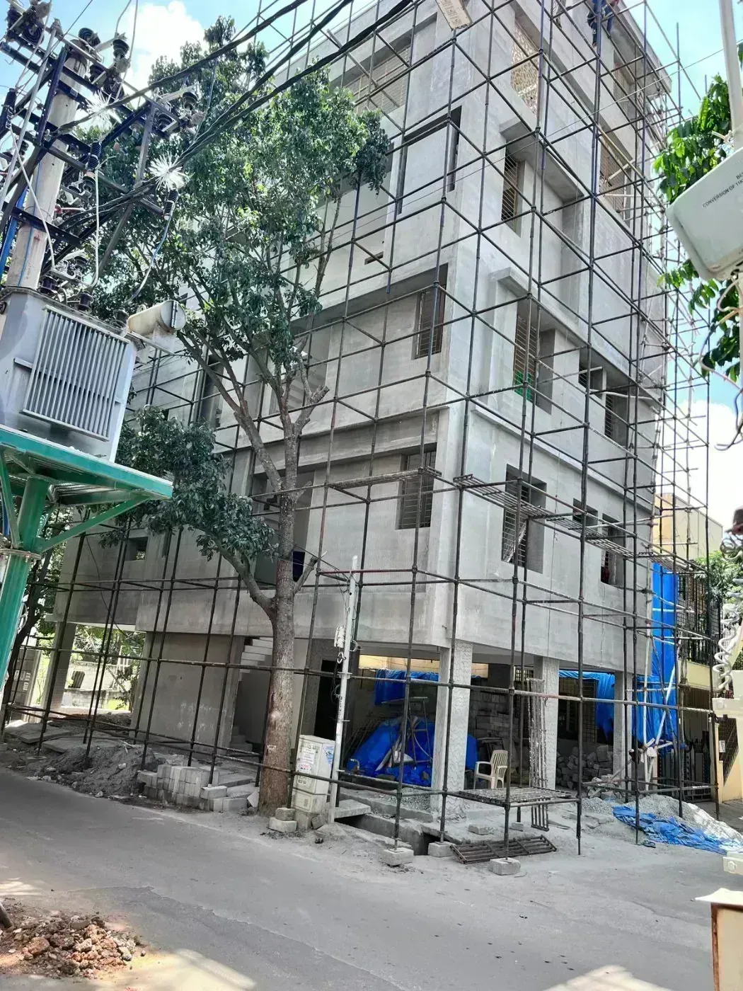 Elevation scaffolding rental Bangalore - Upper level platform with safety guardrails at 60 ft height in Kodigehalli